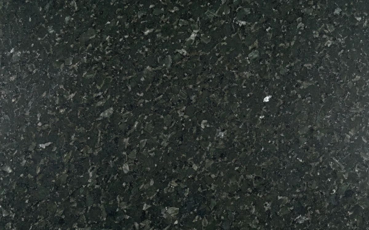 Granito Verde Pérola polido de perto: fundo verde-escuro quase preto com cristais verde-acinzentados de brilho perolado