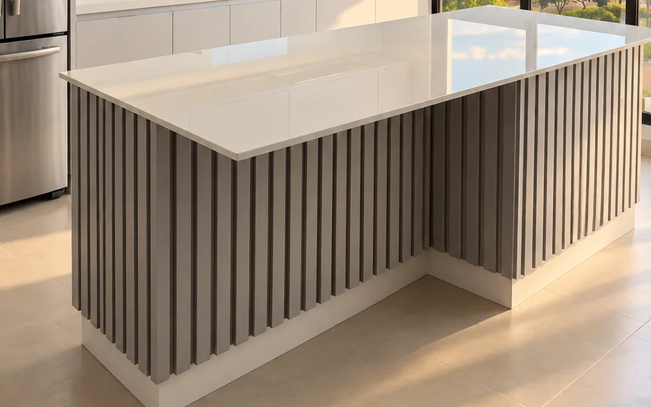 Ilha de cozinha com tampo em Quartzo Branco Zeus e lateral ripada, feita pela Marmoraria Efraim em Sinop