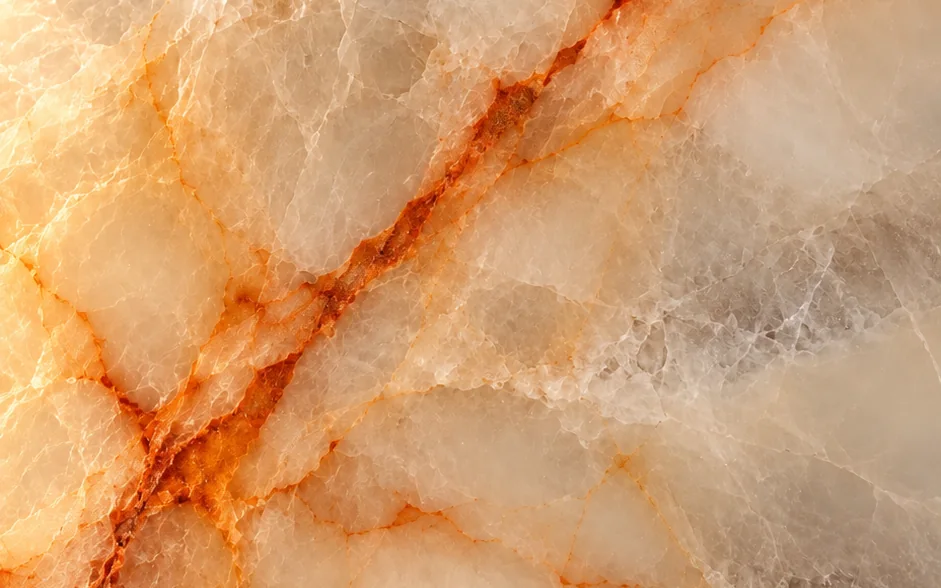 O veio do Quartzito Cristal Translúcido de perto, em ferrugem e cinza